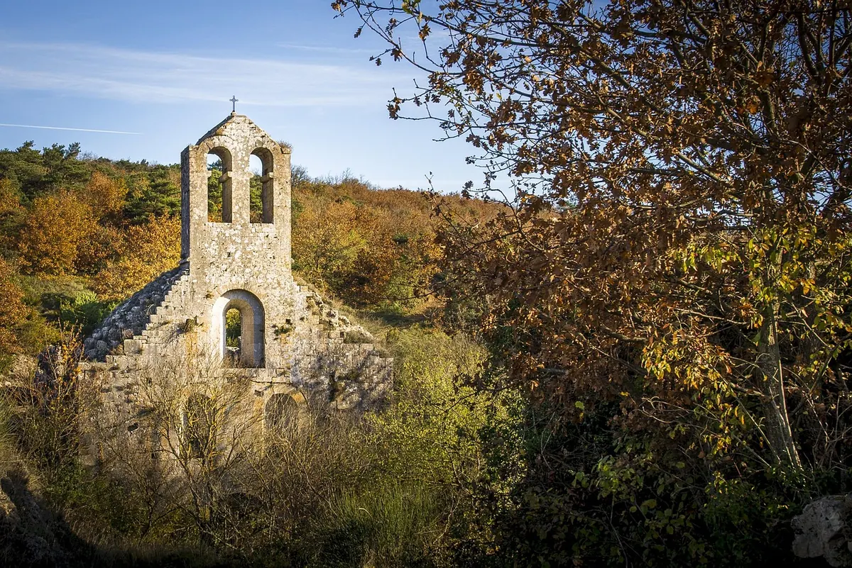 Visiting Abbeys in Autumn: Best Light, Crowds, and Photo Spots